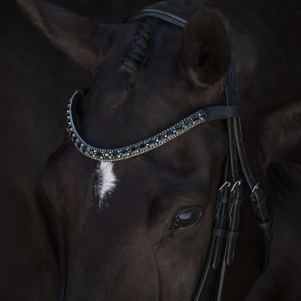 A horse head wearing the Lumiere Onyx browband handcrafted from Austrian stellux crystals on super supple black Italian leather featuring a centre row of square-cut crystals encased by two rows of smaller stones 